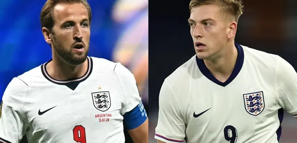 Dos jugadores de Inglaterra en uniformes de fútbol