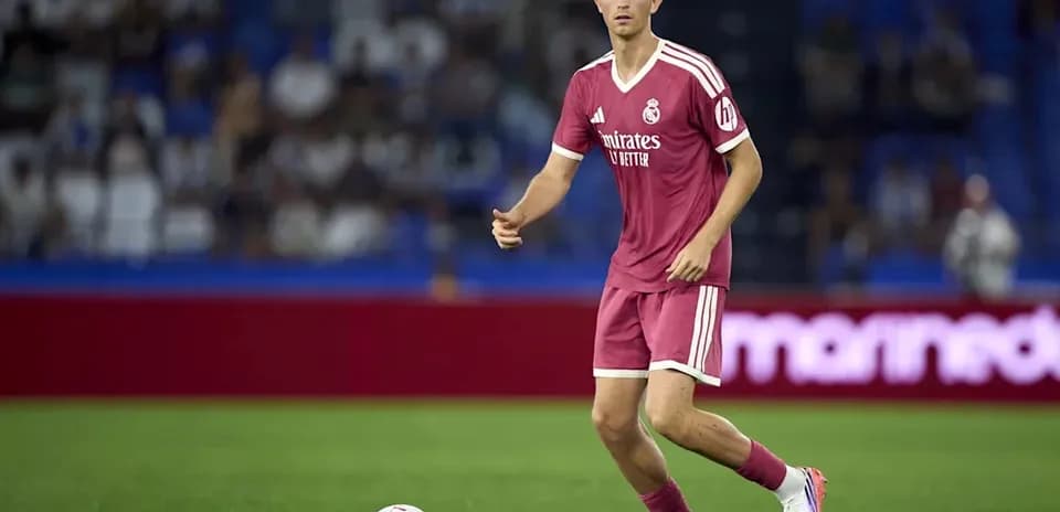 Jugador de Real Madrid con balón en campo de juego