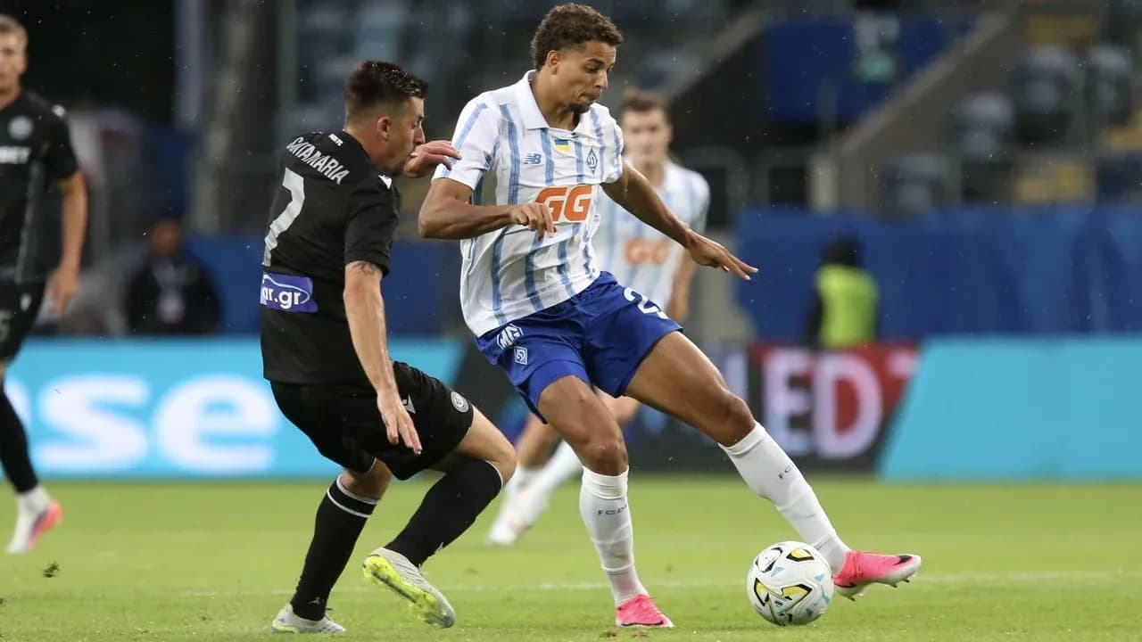 Jugadores de PAOK y Dynamo Kyiv en acción
