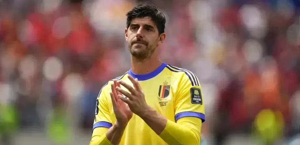 Portero de Bélgica aplaudiendo en el campo
