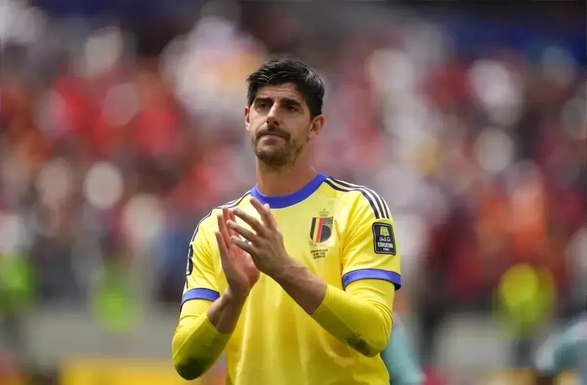 Portero de Bélgica aplaudiendo en el campo
