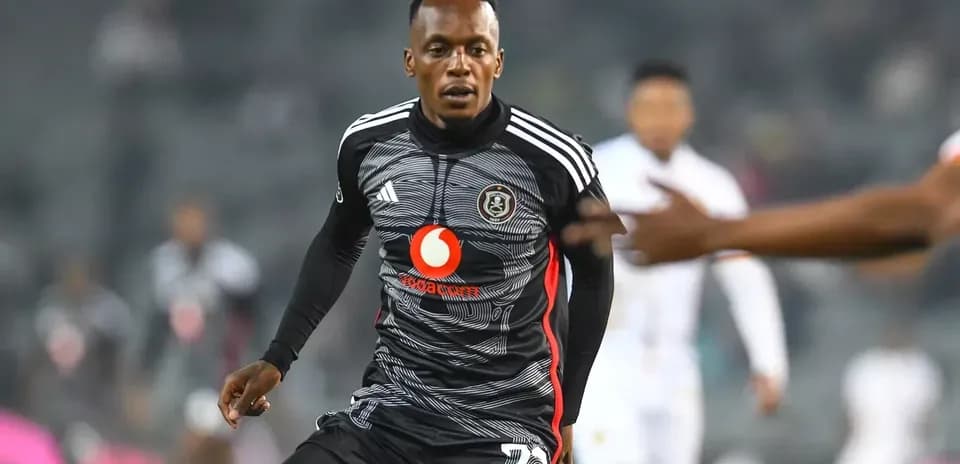 Jugador de Orlando Pirates corriendo en el campo