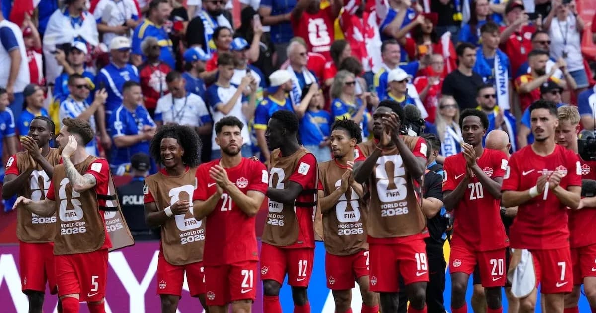 Jugadores de Canadá aplaudiendo tras el partido