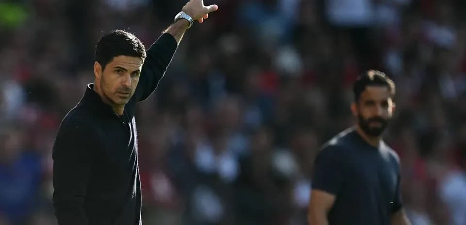 Entrenador dirigiendo a su equipo durante el partido