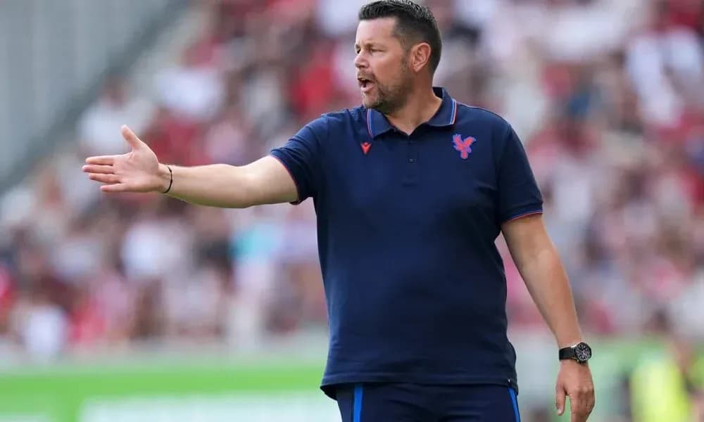 Entrenador dirigiendo al equipo desde la línea de banda