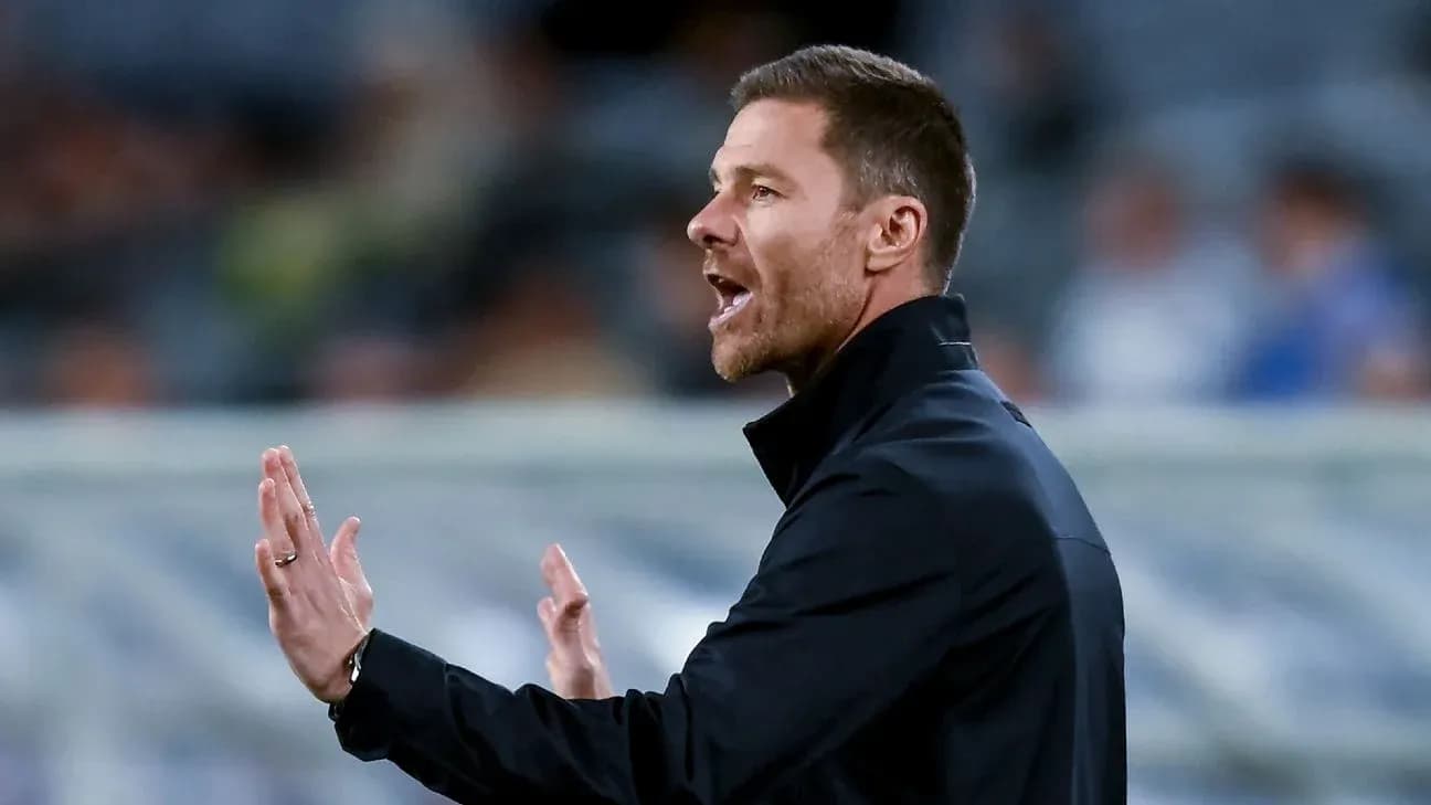 Entrenador dirigiendo a su equipo durante el partido