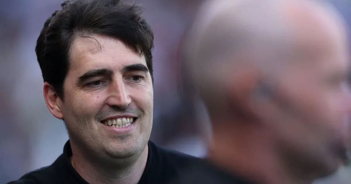 Entrenador sonriendo durante el partido