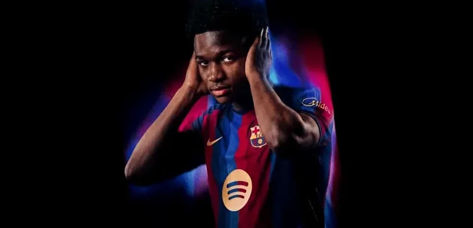 Jugador de Barcelona posando con camiseta del equipo