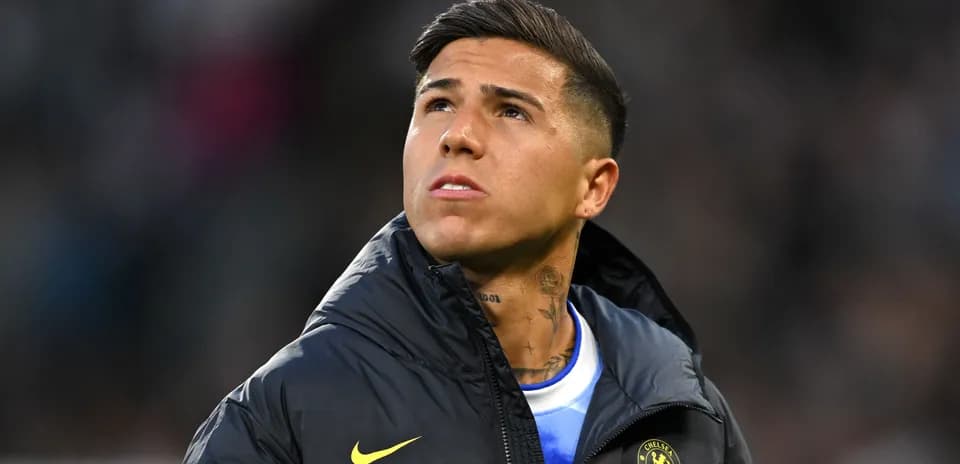 Jugador mirando hacia arriba en el campo
