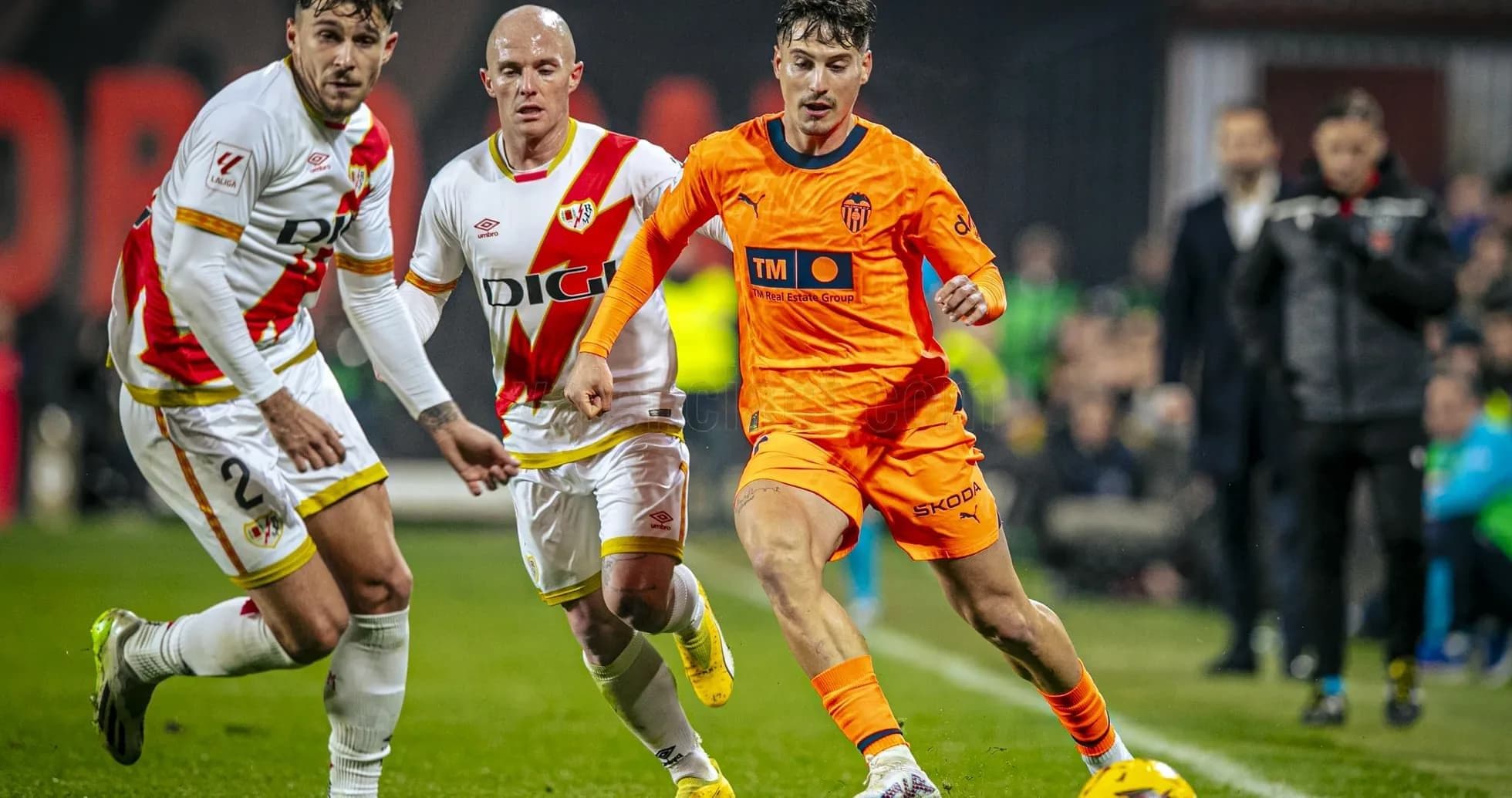 Jugador de Valencia driblando a rivales de Rayo Vallecano