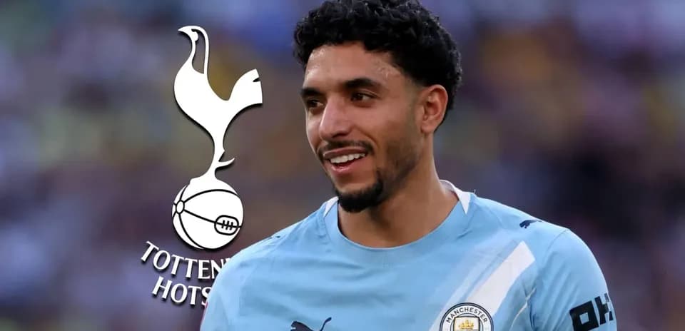 Jugador sonriente con uniforme de Manchester City