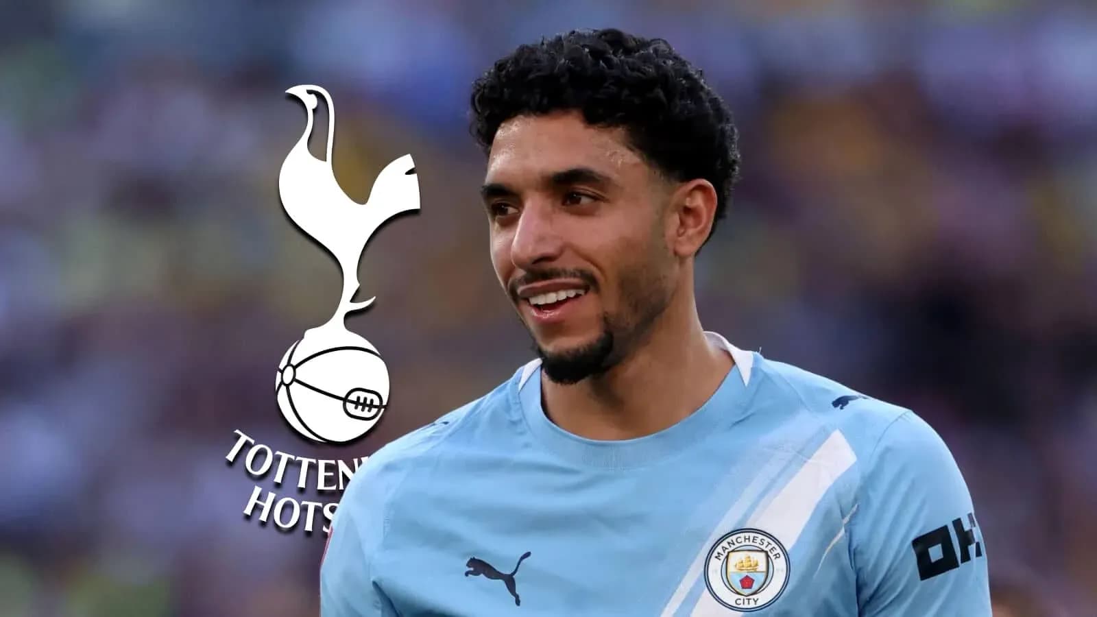 Jugador sonriente con uniforme de Manchester City