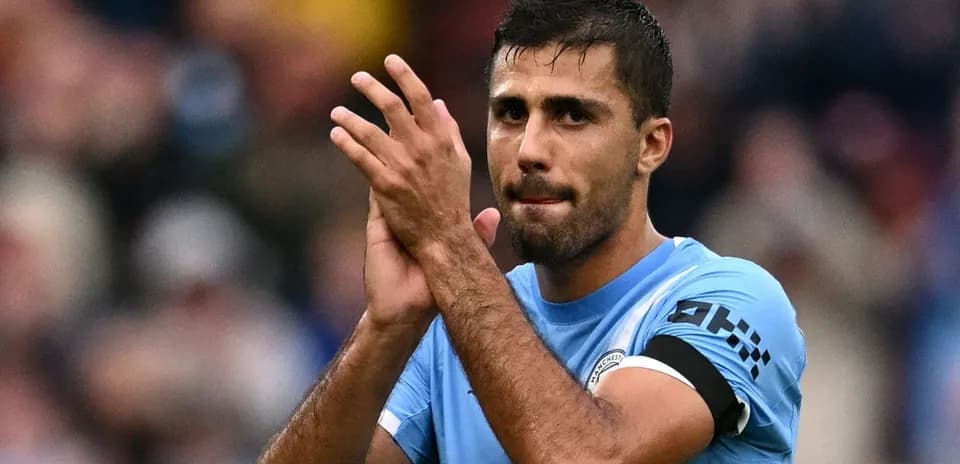 Jugador aplaudiendo después del partido en el estadio