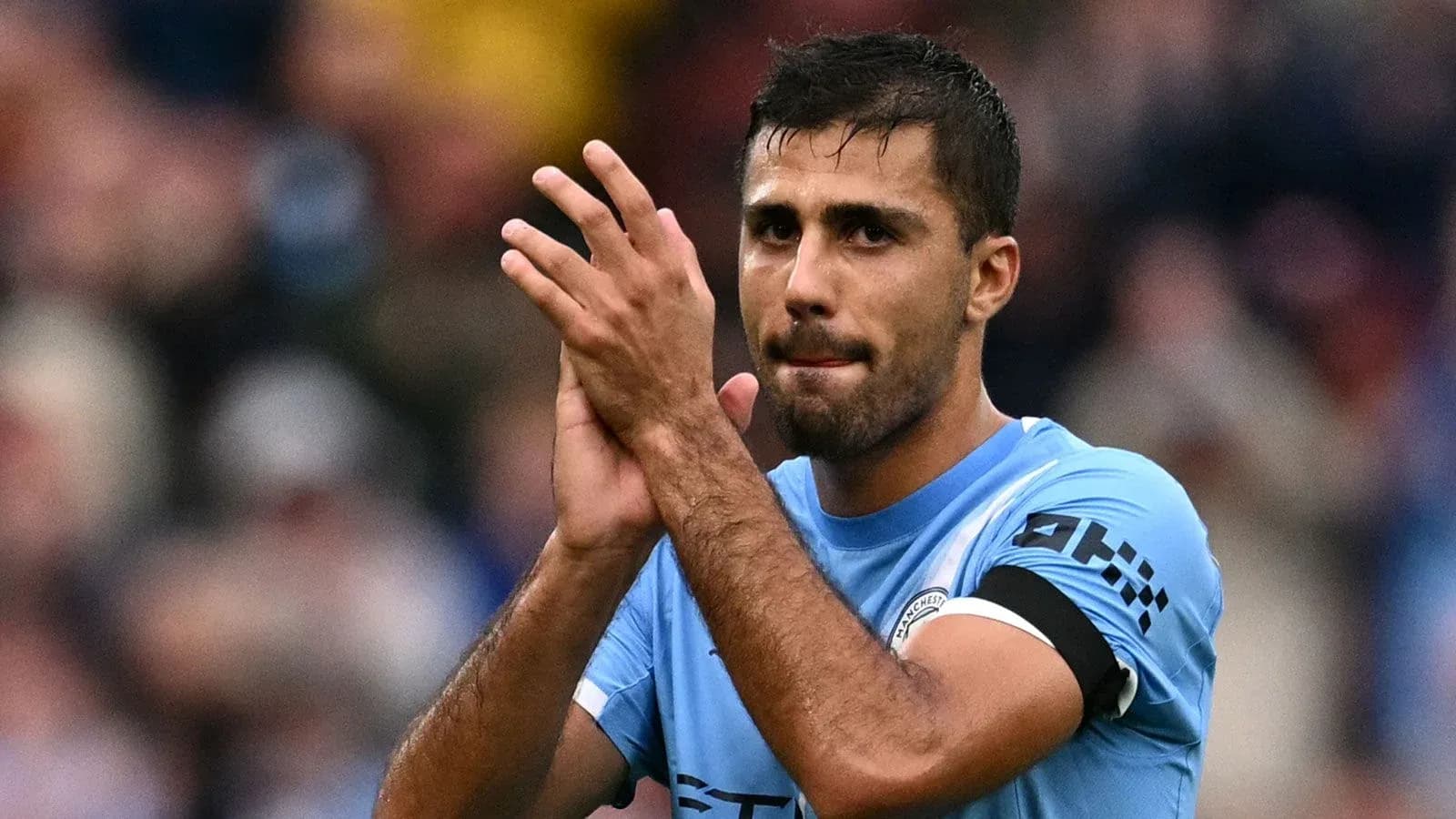 Jugador aplaudiendo después del partido en el estadio