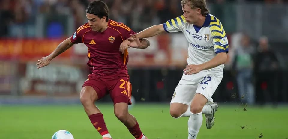 Jugador de AS Roma enfrentando a rival de Parma