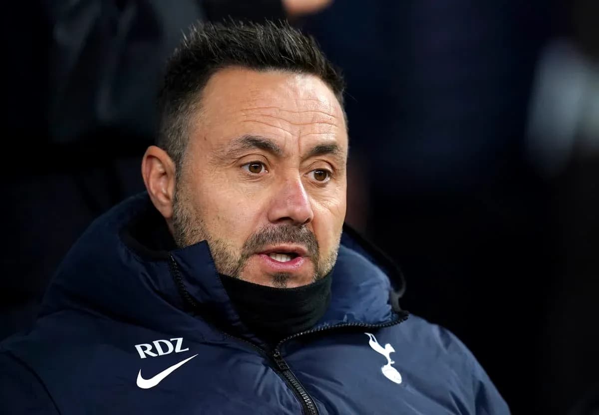 Entrenador de Tottenham en el banquillo durante el partido