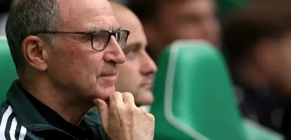 Entrenador sentado en el banquillo durante el partido
