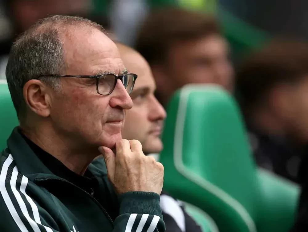 Entrenador sentado en el banquillo durante el partido