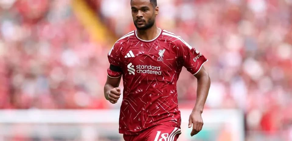 Jugador de Liverpool en acción durante el partido