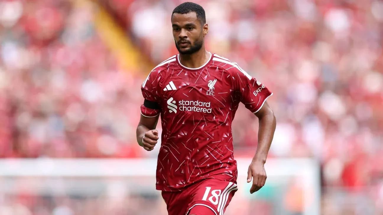 Jugador de Liverpool en acción durante el partido