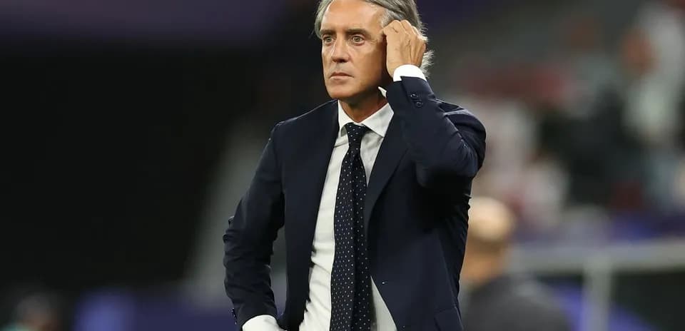 Entrenador en la banda durante un partido
