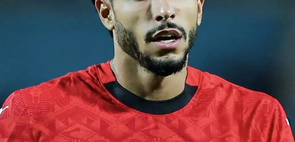 Jugador de Egipto con camiseta roja número 22