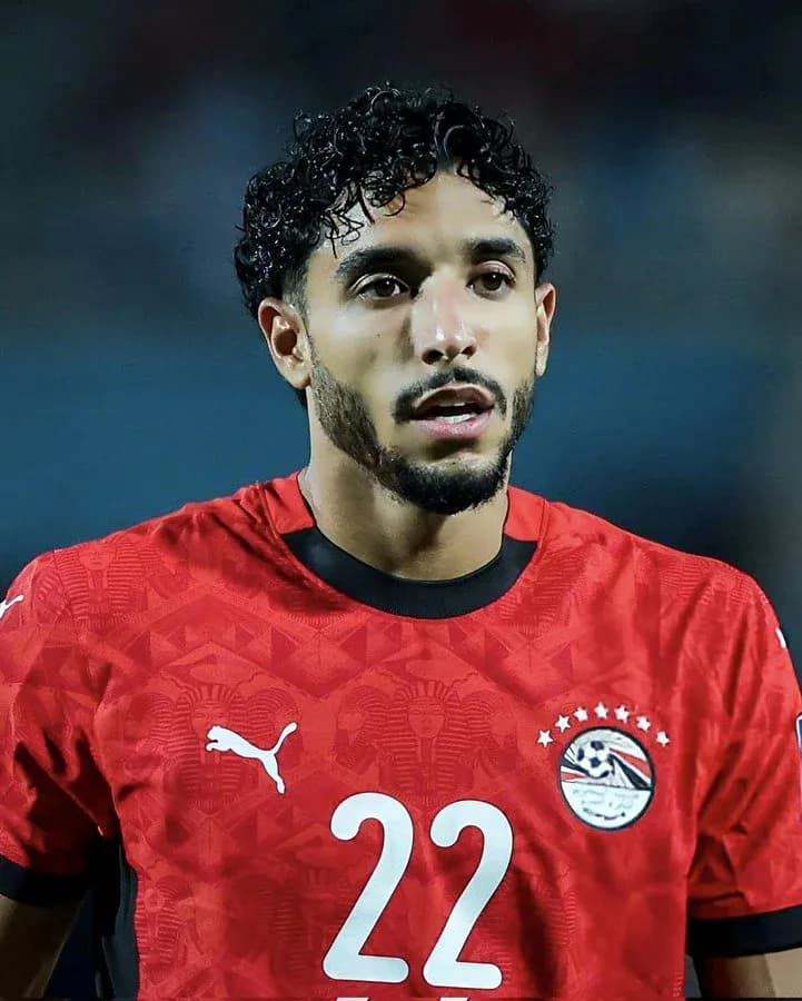 Jugador de Egipto con camiseta roja número 22