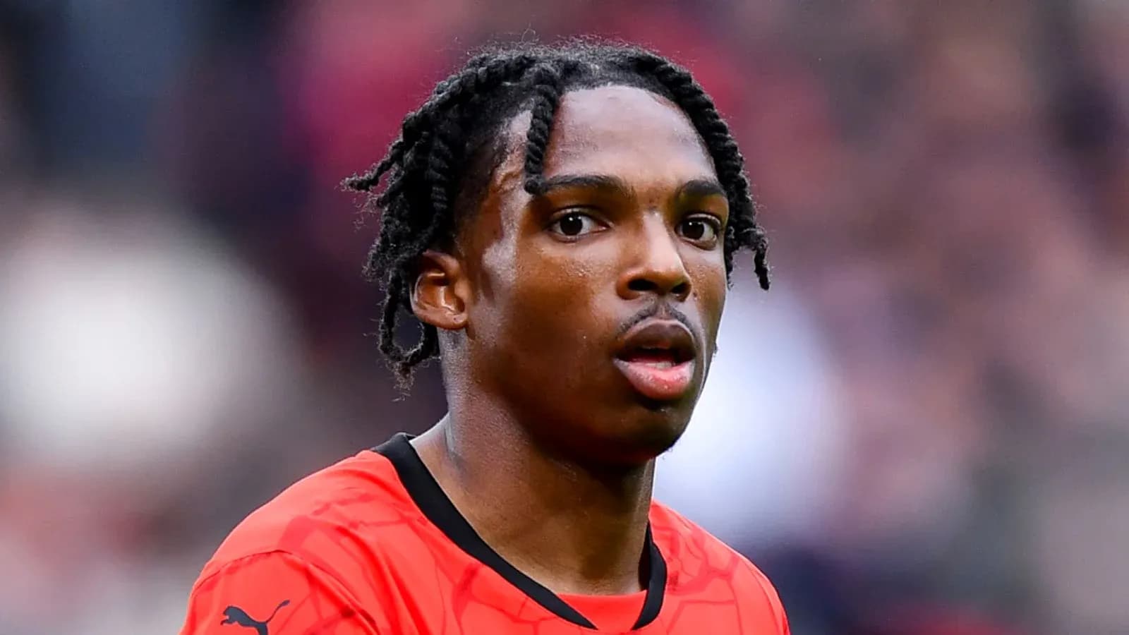 Jugador con camiseta roja en el campo de fútbol