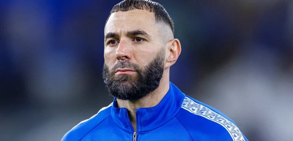 Jugador con barba en uniforme azul mirando hacia adelante