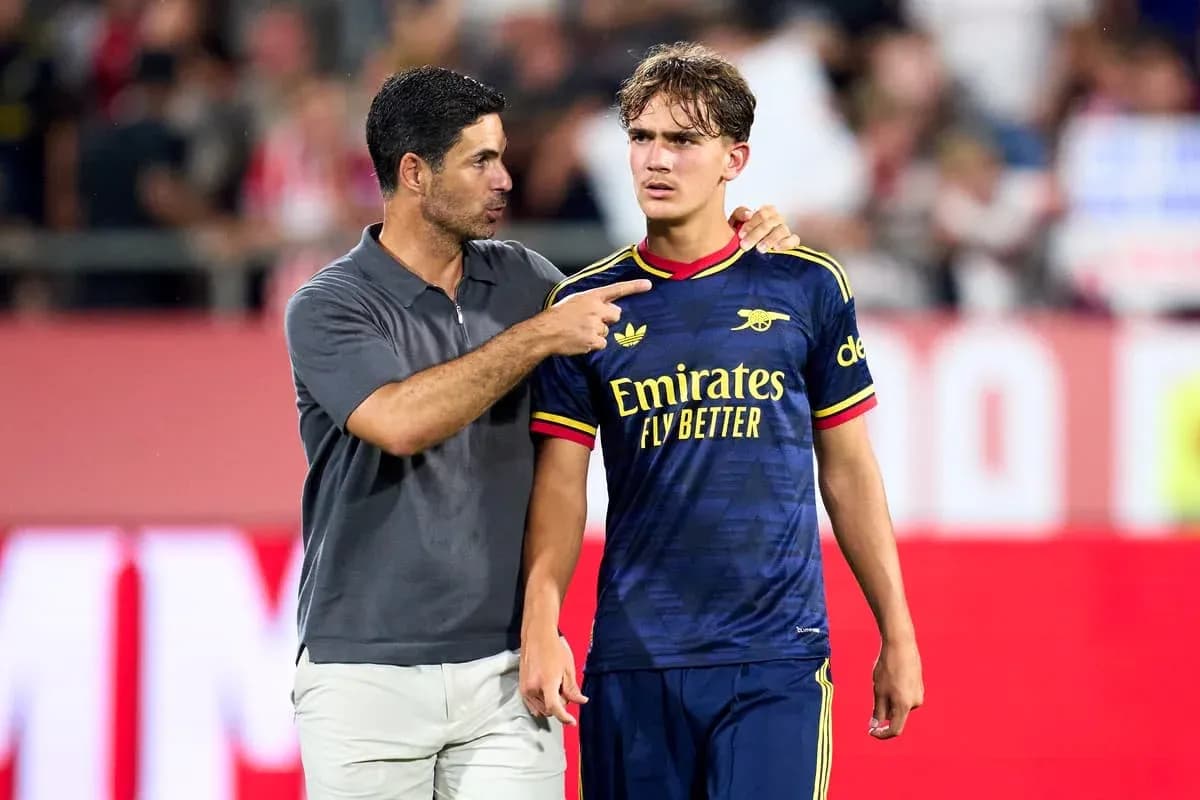 Entrenador hablando con jugador durante el partido