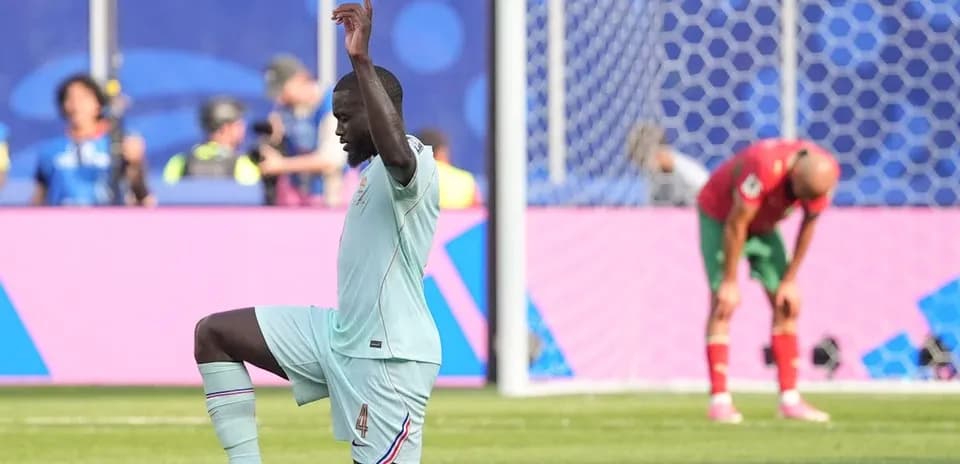 Jugador en acción durante un partido de fútbol