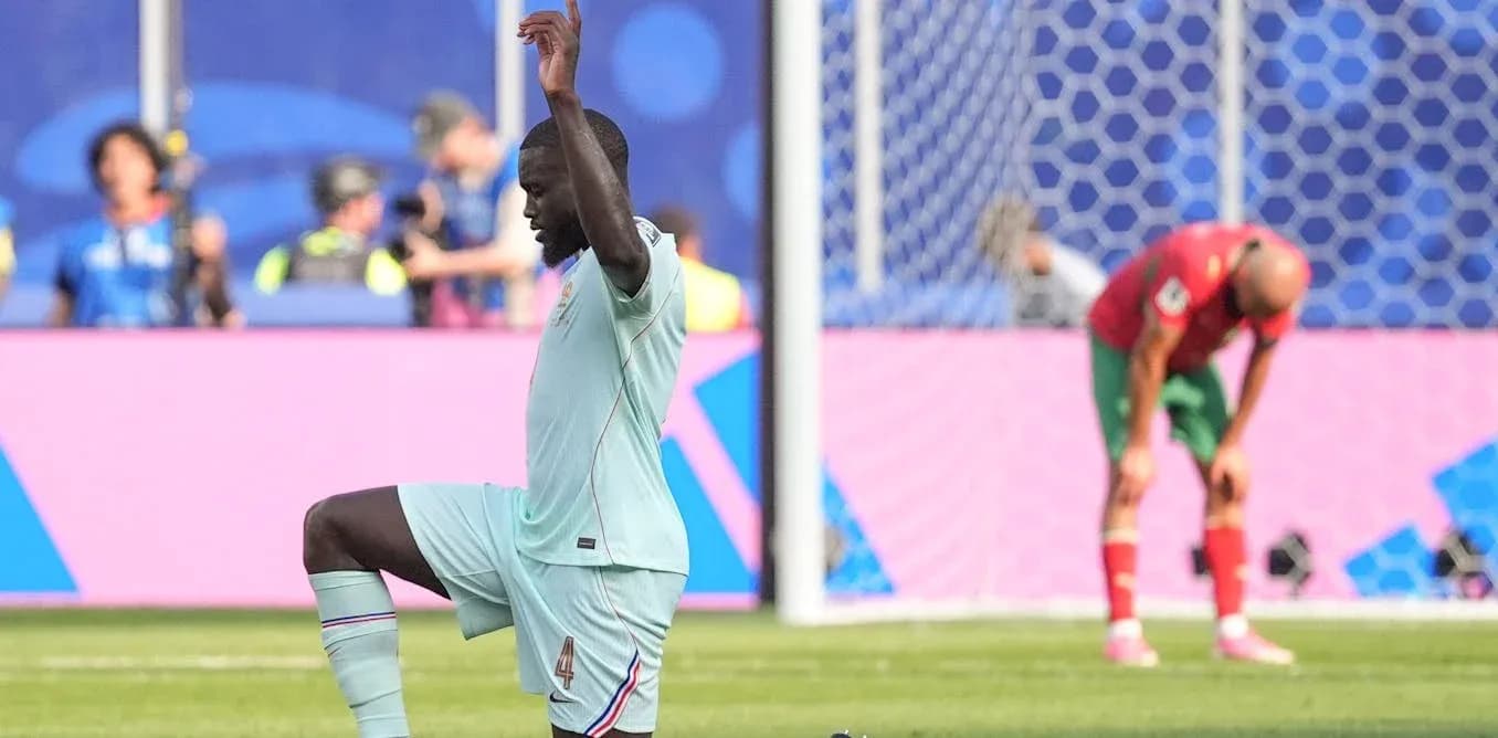 Jugador en acción durante un partido de fútbol