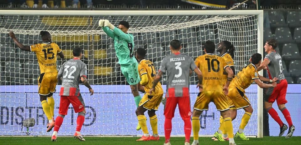 Portero atajando un tiro en el partido
