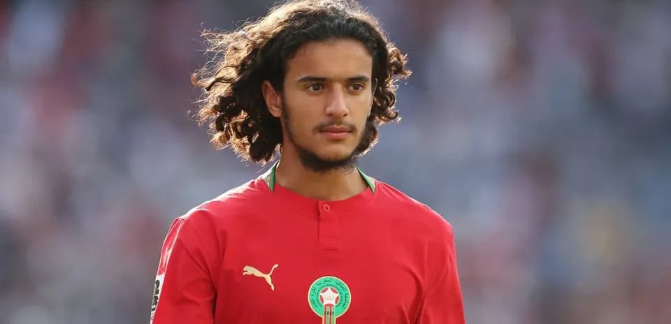 Jugador de Marruecos en uniforme rojo en el campo