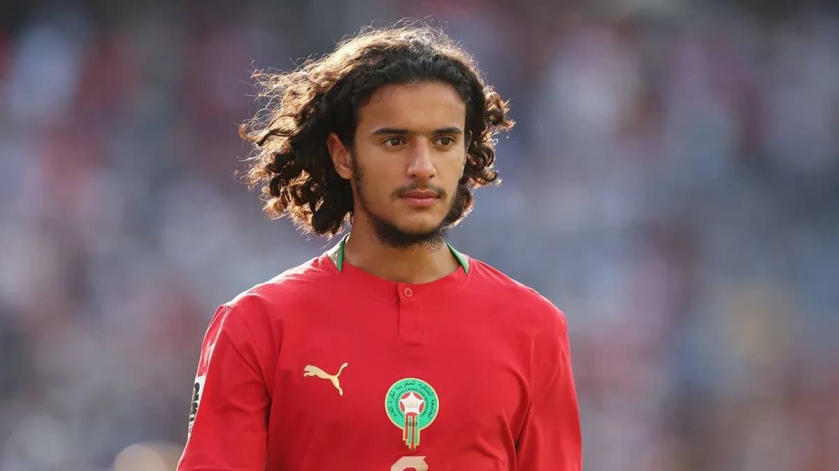 Jugador de Marruecos en uniforme rojo en el campo