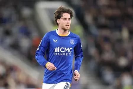 Jugador corriendo en el campo durante un partido