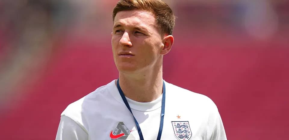 Jugador de Inglaterra observando desde la banda