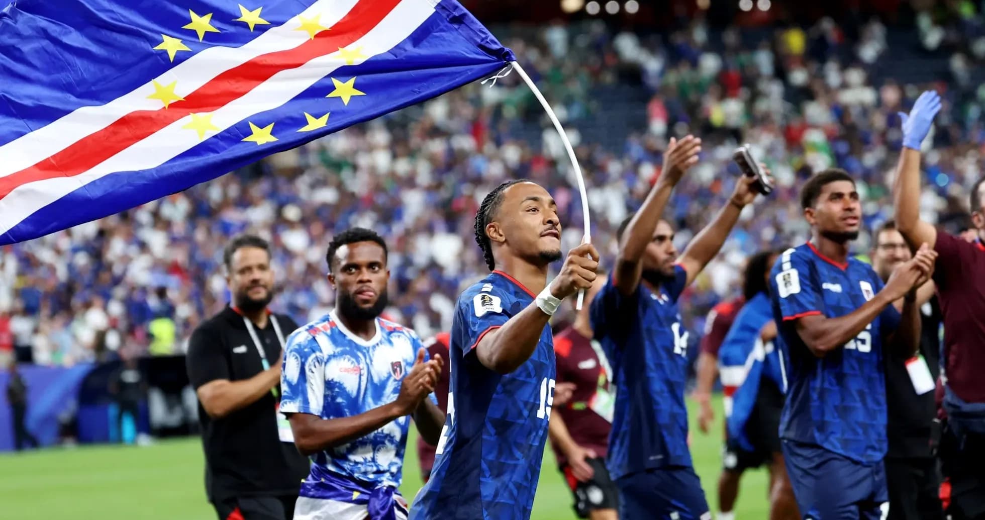 Jugadores celebrando con la bandera de Cabo Verde