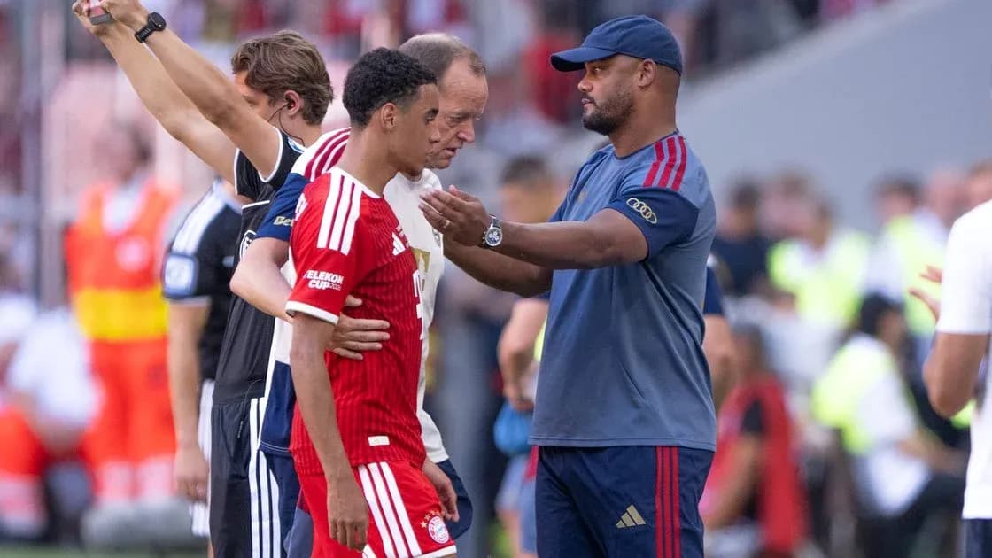 Entrenador hablando con jugador en el banquillo