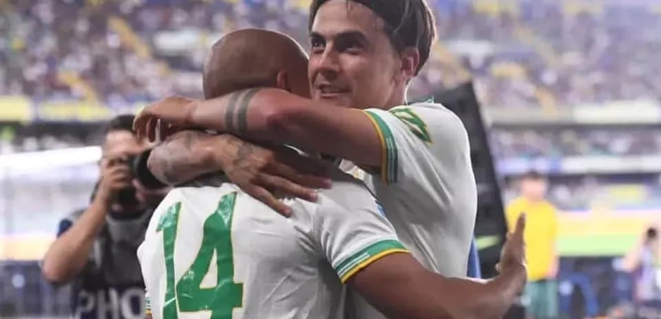 Jugadores abrazándose después del partido en el estadio