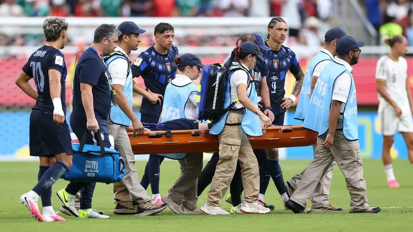 Equipo médico trasladando a un jugador en camilla