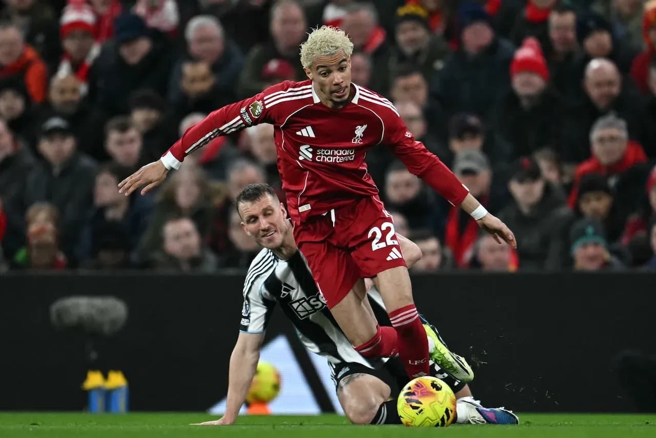 Jugador de Liverpool caído durante el partido