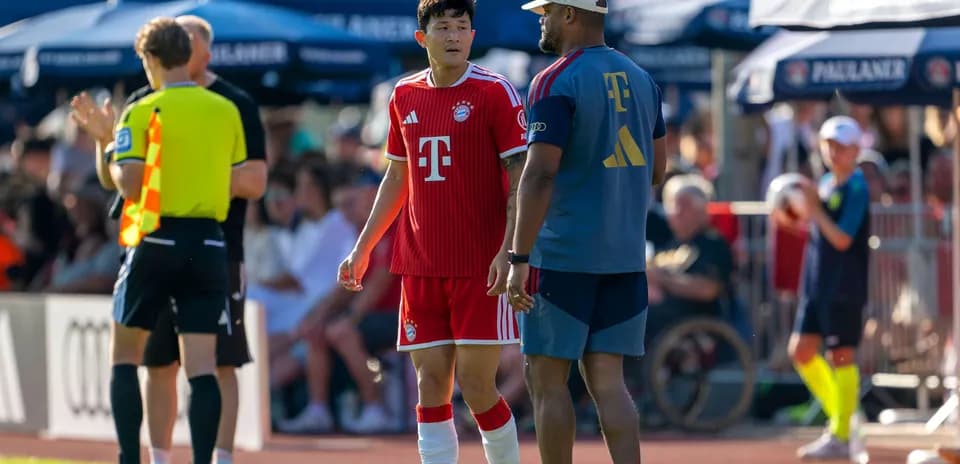 Jugador de Bayern Munich hablando con el entrenador