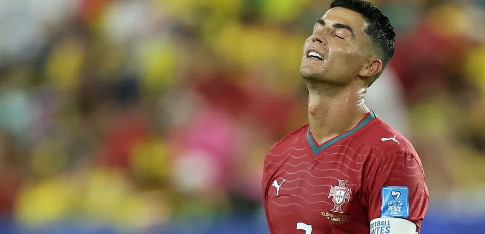 Jugador de Portugal con expresión de frustración durante el partido