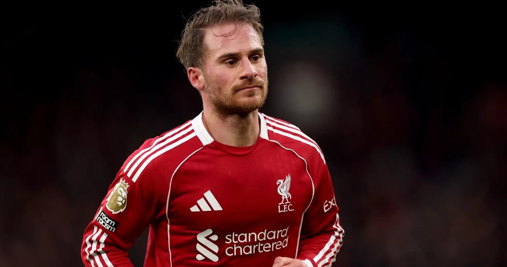 Jugador de Liverpool FC en el campo durante el partido