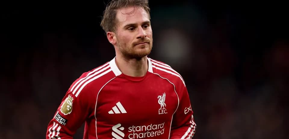 Jugador de Liverpool FC en el campo durante el partido