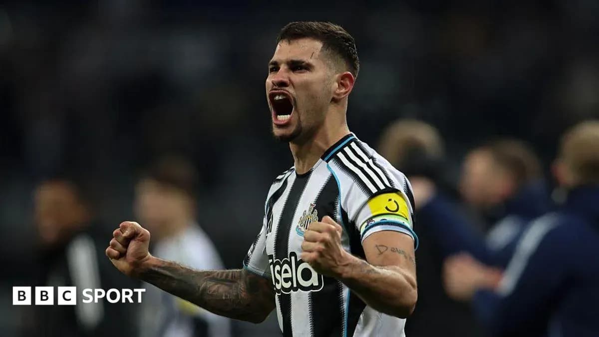 Jugador de Newcastle celebrando con entusiasmo tras el partido