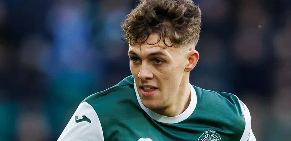 Jugador de Hibernian corriendo durante un partido