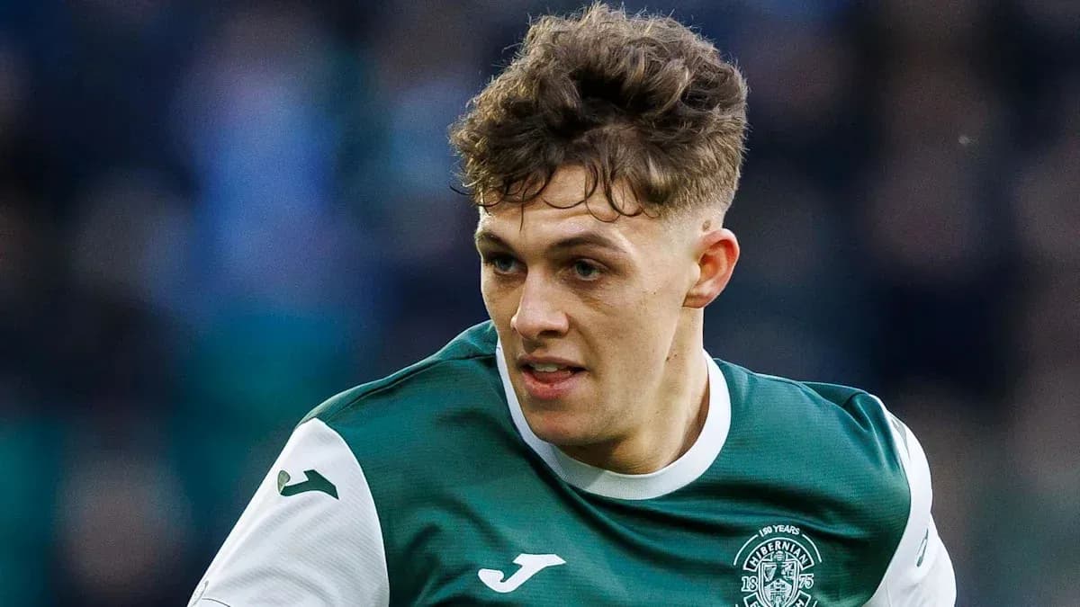 Jugador de Hibernian corriendo durante un partido