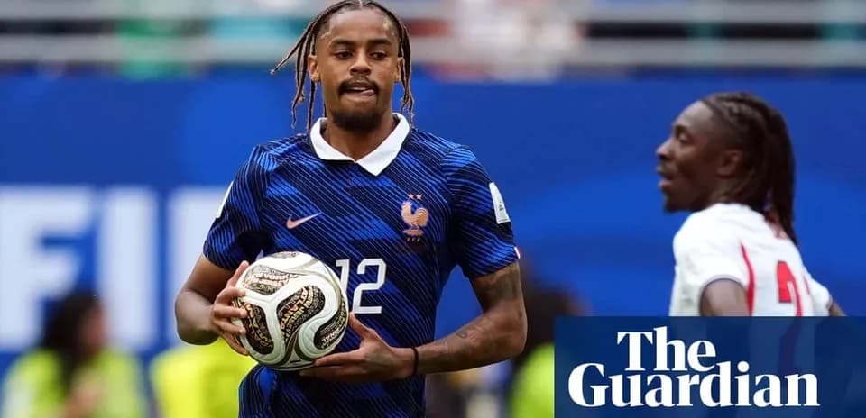 Jugador de Francia con balón durante el partido